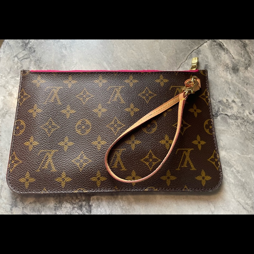 Louis Vuitton neverfull wristlet mm.